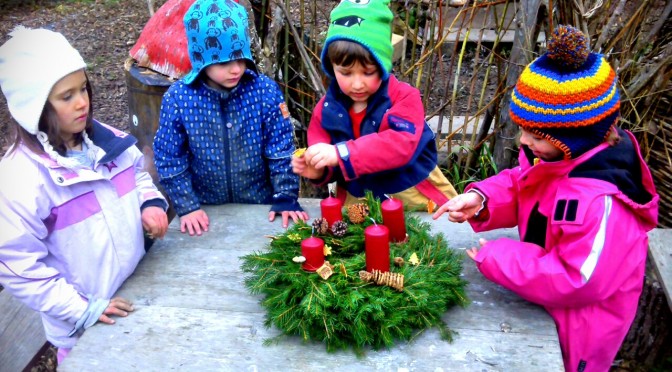 Besinnliches Adventkranz binden im Waldkindergarten
