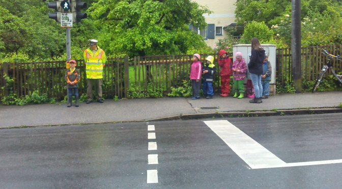 Verkehrserziehung mit der Polizei Laufen im städtischen Kindergarten